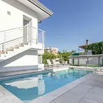 Lägenhet With Pool In 54751